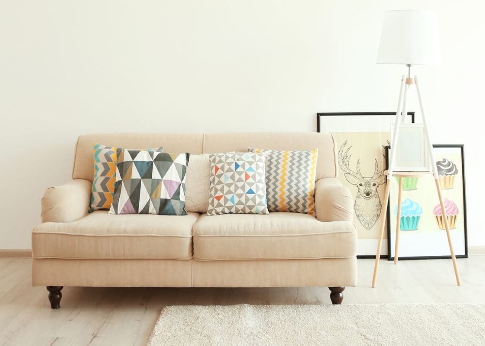 pulmón Herencia Excretar Cómo decorar un salón con un sofá beige - Sofacenter